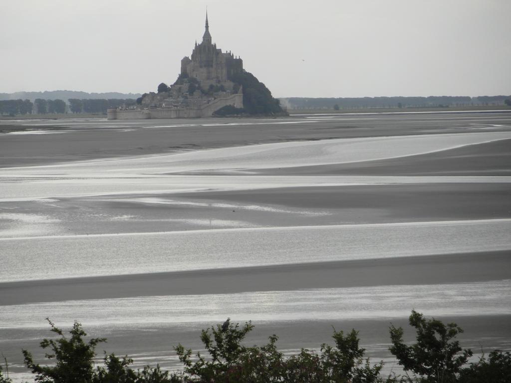 Вилла Les Hirondelles De La Baie Vains Экстерьер фото